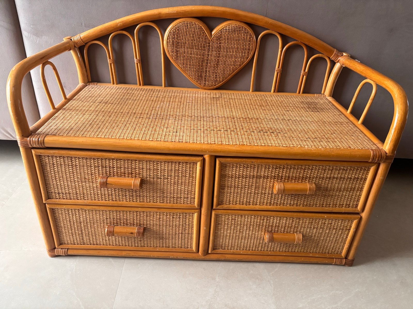 Prachtig rotan ladekastje met hartdetail - Vintage charme, Huis en Inrichting, Kasten | Ladekasten, Ophalen, Overige materialen