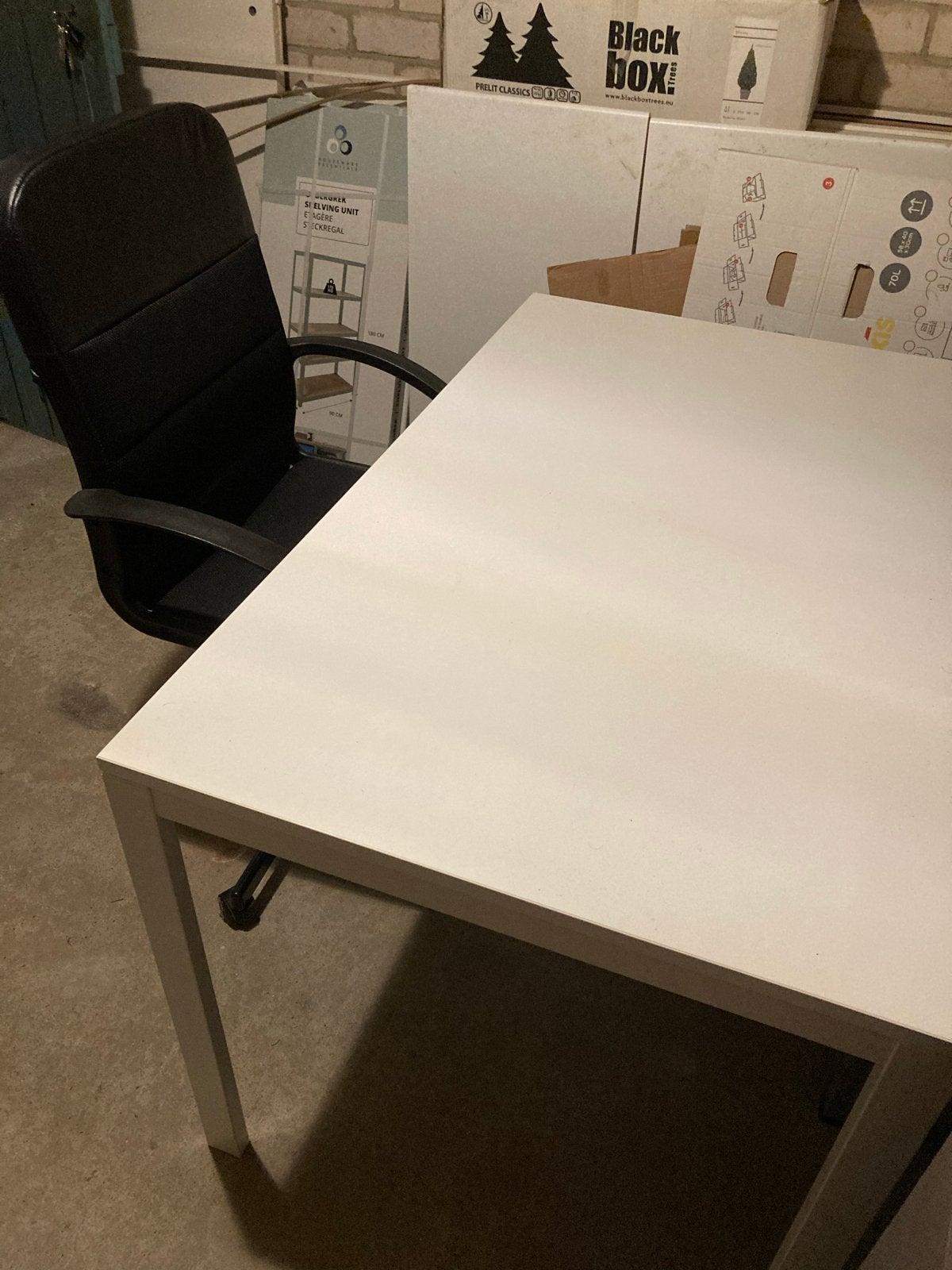 Foto 3 van Wit bureau met bureaustoel