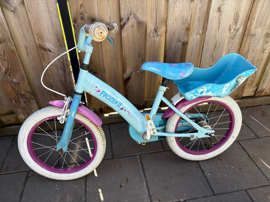 Disney Frozen II kinderfiets 16 inch met mandje, Fietsen en Brommers, Fietsen | Kinderfietsjes, Ophalen, Gebruikt, Velgrem, 16 tot 20 inch