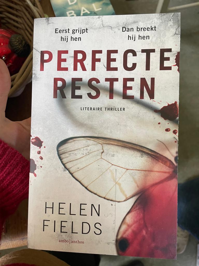 Perfecte Resten - Helen Fields (Literaire Thriller), Boeken, Ophalen, Zo goed als nieuw, Europa overig