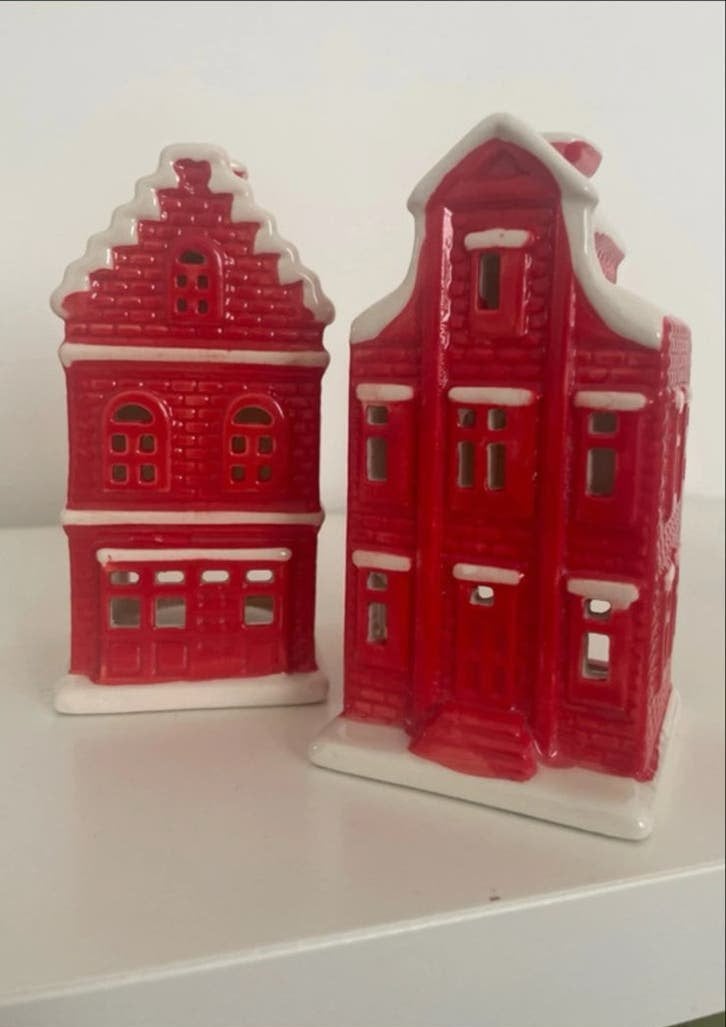 Set van 2 grachtenpandjes (lichthouders/rood, Huis en Inrichting, Waxinelichthouder, Ophalen of Verzenden, Zo goed als nieuw, Steen/keramiek