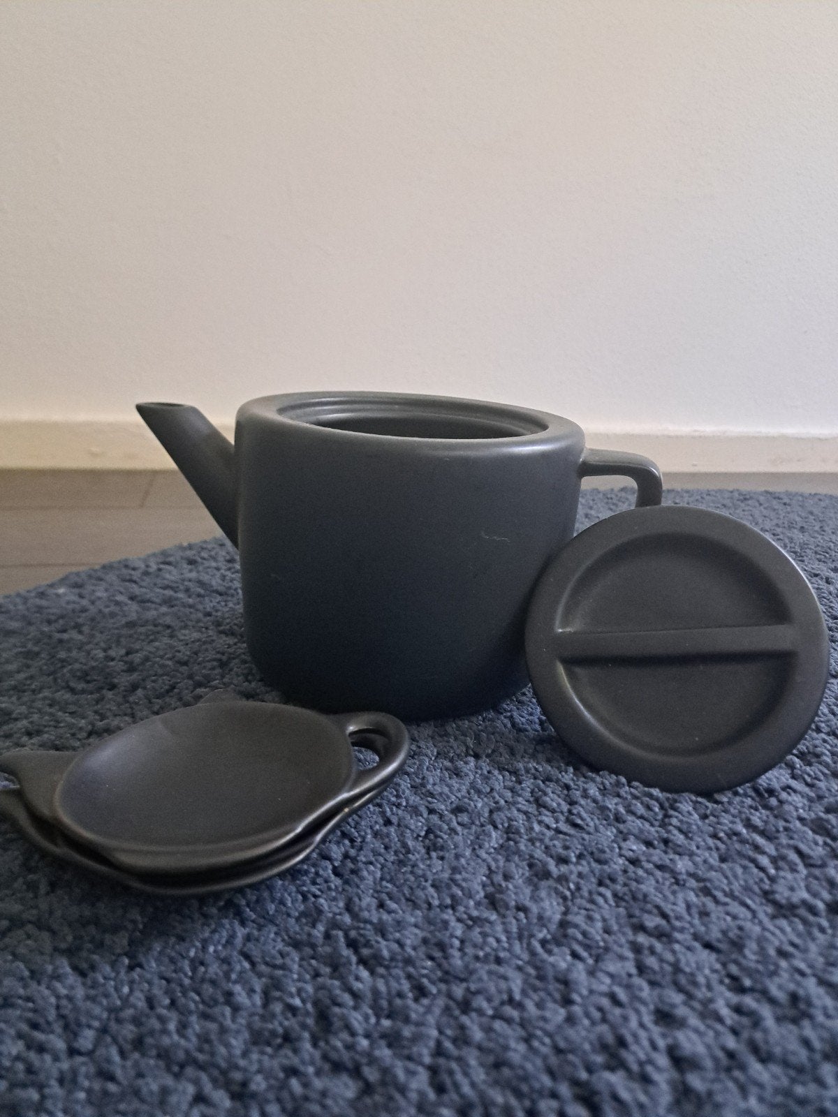 Zwarte theepot met theezakjeshouder, zo goed als nieuw, Ophalen of Verzenden