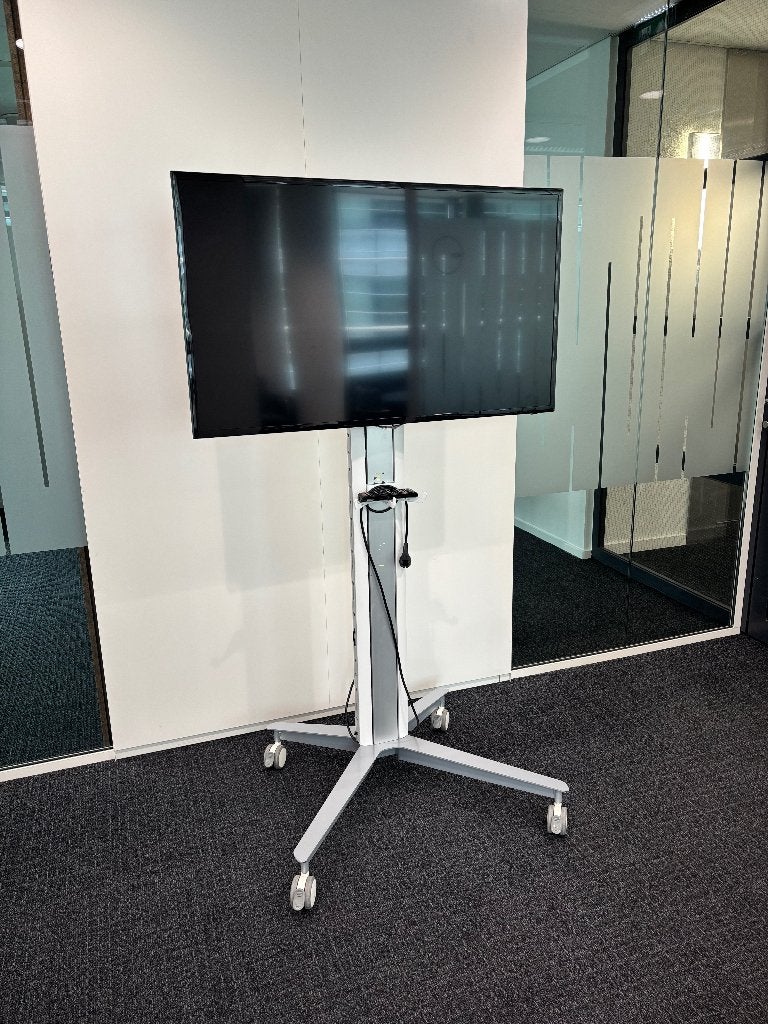 Samsung 46” Smart TV + verrijdbare TV-standaard, Ophalen, Zo goed als nieuw