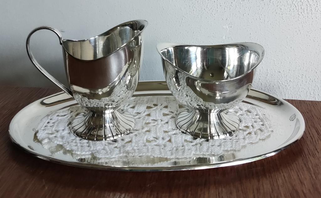 Melk- en suiker kan + schaaltje verzilverd + gehaakt kleedje, Ophalen of Verzenden