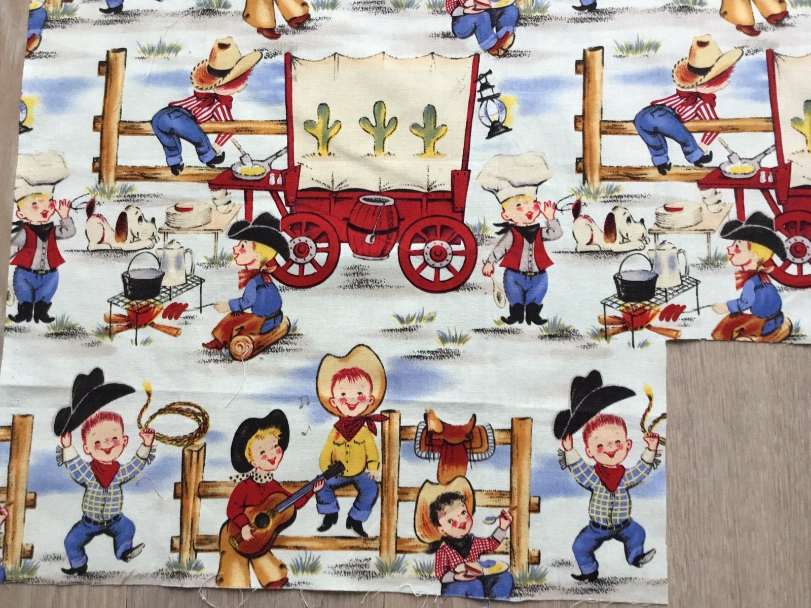 Katoenen lap stof met vintage afbeeldingen., Ophalen of Verzenden, Nieuw, Overige kleuren, Katoen