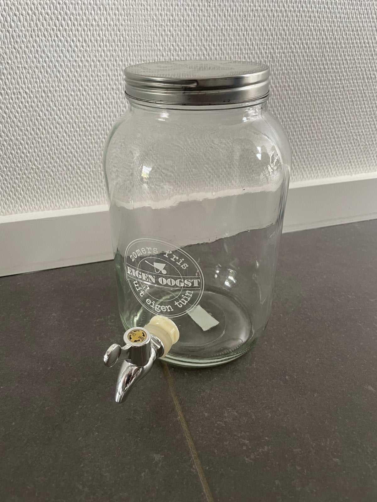 Glazen drankdispenser met tapkraan en metalen deksel, Ophalen of Verzenden, Gebruikt, Meerkleurig, Glas