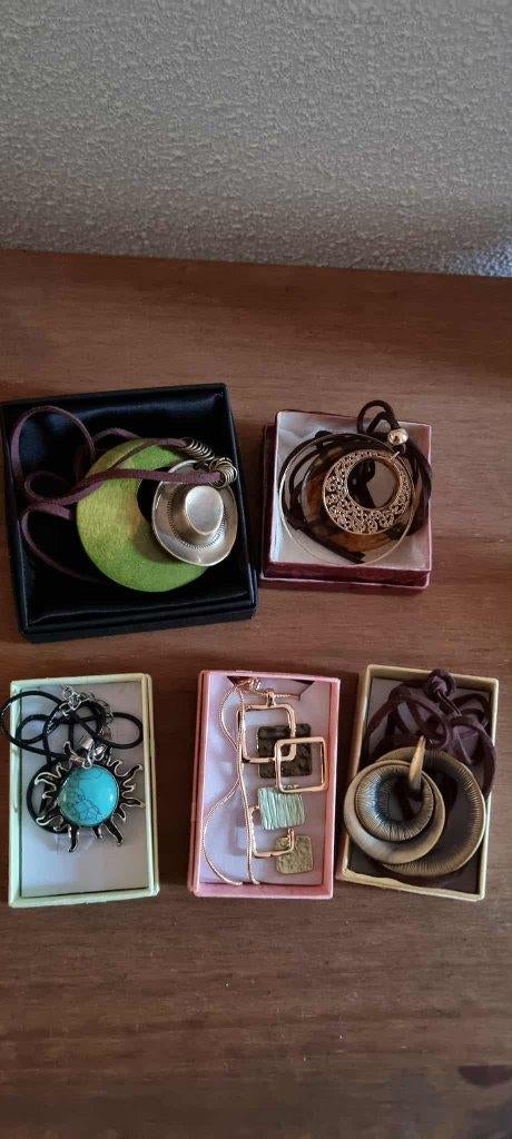 5 x Nieuwe diverse hangers in verschillende vormen, Overige materialen, Nieuw, Ophalen of Verzenden, Overige kleuren