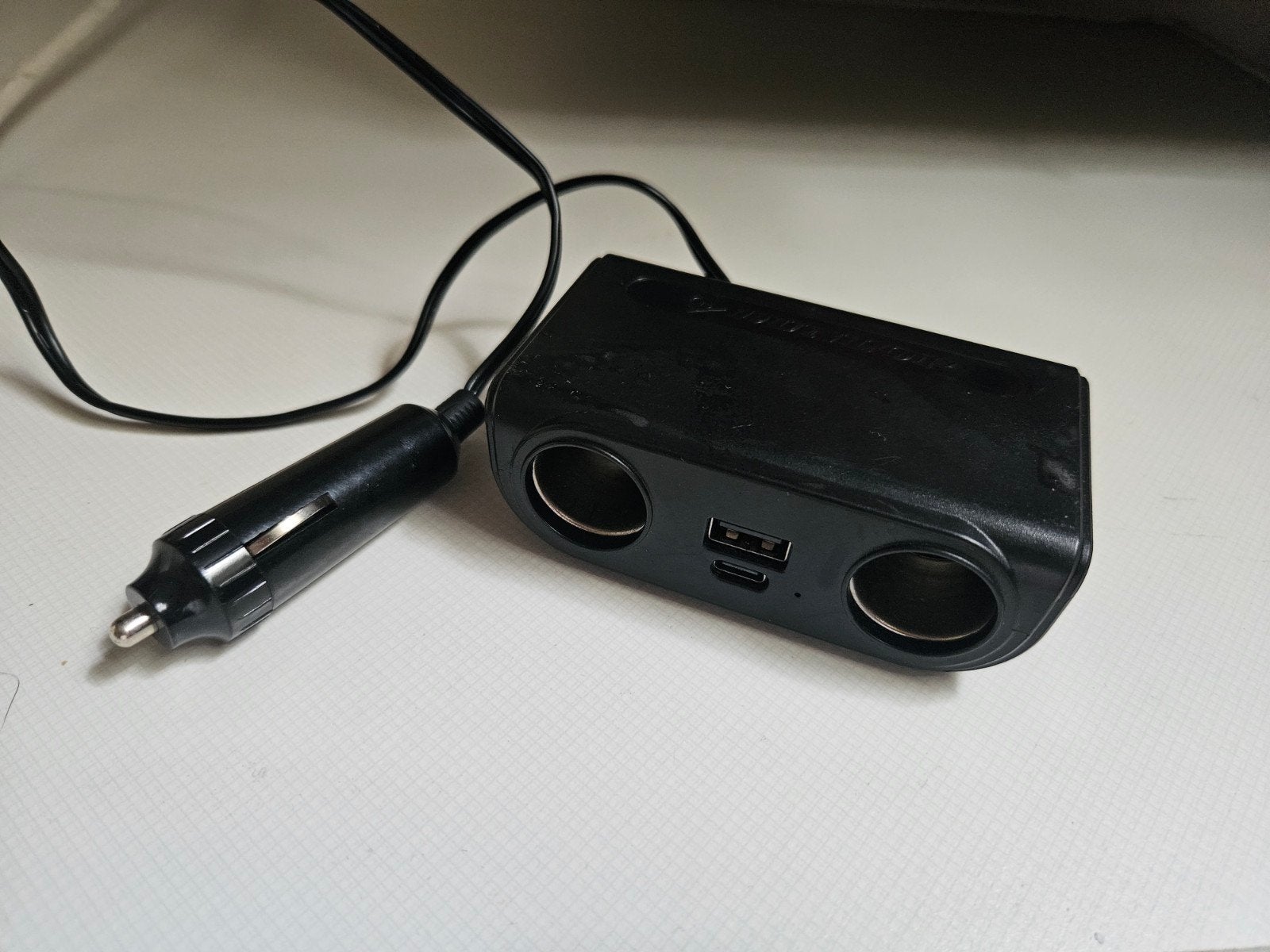 Zwarte Dunlop autoadapter met sigarettenawnsteker en USB, Ophalen, Zo goed als nieuw