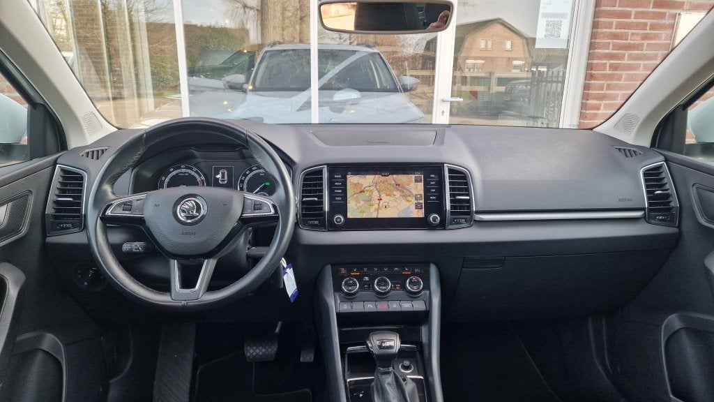 Skoda Karoq 1.5 TSI ACT Ambition Business, Metallic, BTW, Pa, Auto's, Dealer onderhouden, 4 cilinders, 150 pk, Wit