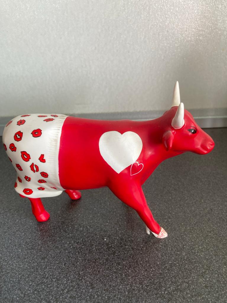 CowParade Moocho Amor beeldje - Rode koe met hartjes, Ophalen of Verzenden, Zo goed als nieuw, Steen, Aardewerk of Keramiek, Dier