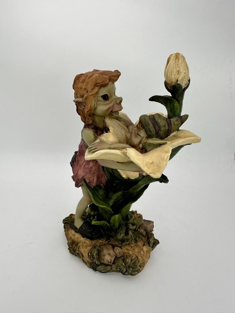 Pixies Elfje met baby in bloem - Fantasy Beeldje, Ophalen of Verzenden, Zo goed als nieuw, Fantasy