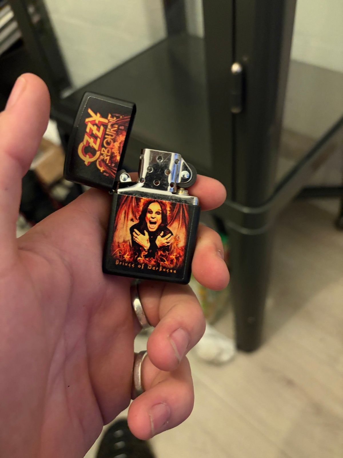Ozzy Osbourne Zippo - Prince of Darkness - Nieuw in doos, Verzamelen, Rookartikelen, Aanstekers en Luciferdoosjes, Ophalen of Verzenden