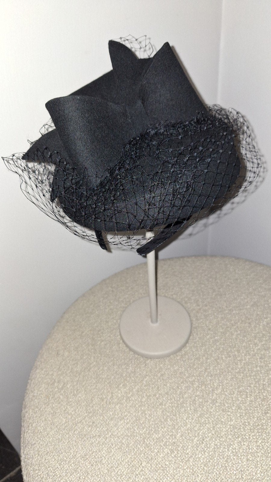 Zwarte Fascinator met Netje - Elegant voor Jonge Meiden, Ophalen of Verzenden, Nieuw, One size fits all, Hoed