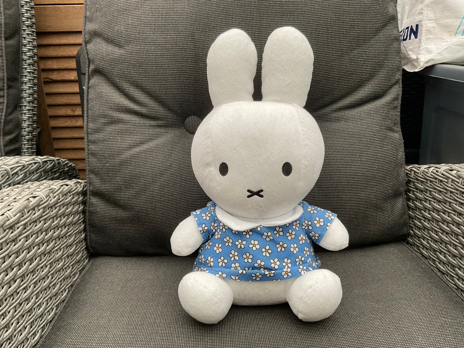 Nieuwe Nijntje knuffel met blauw jurkje aan 30/35cm, Ophalen, Nieuw, Kraamcadeau