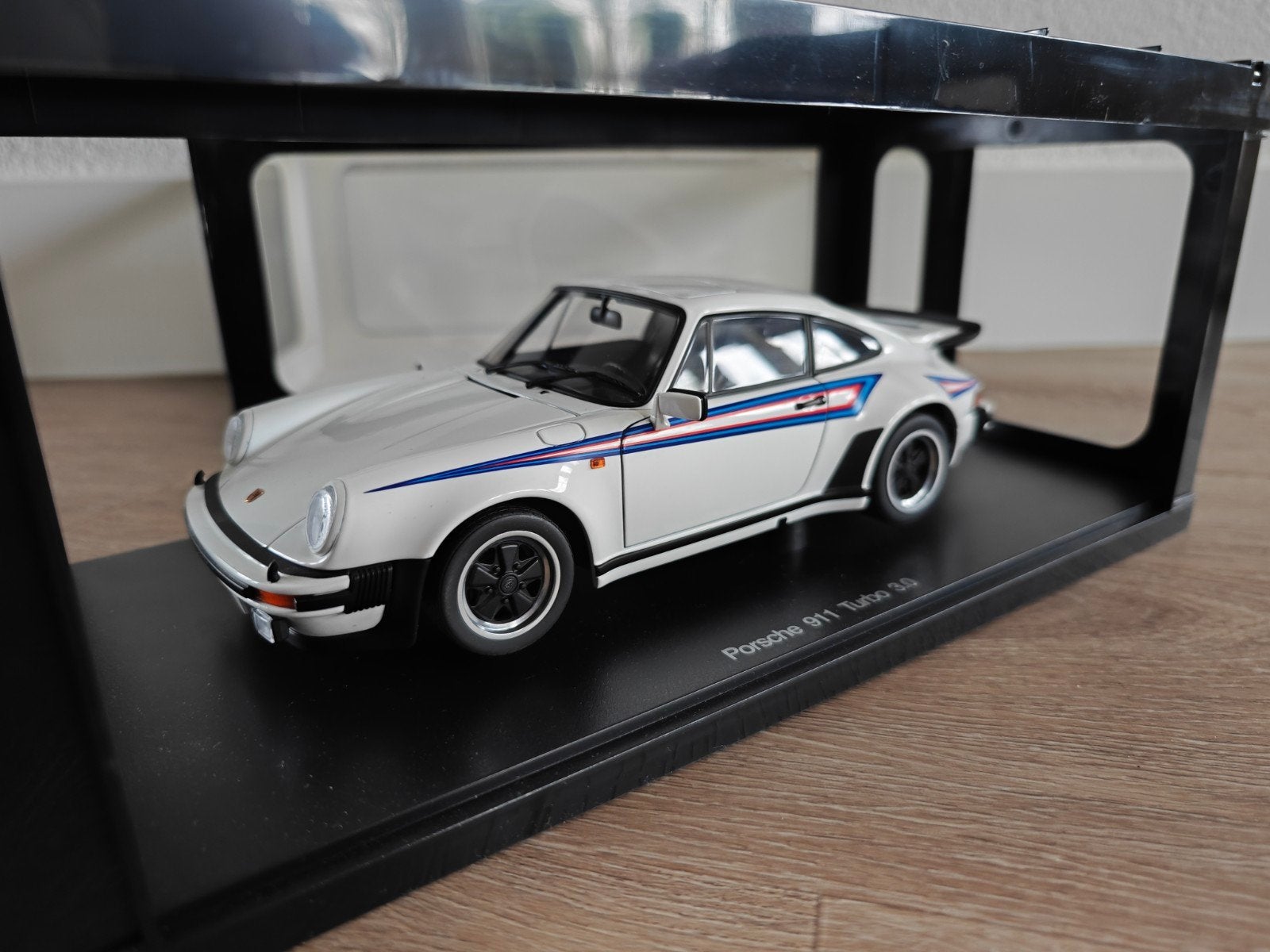 Autoart Porsche 911 930 3.0 Turbo Martini Stripes 77972, Ophalen of Verzenden, Zo goed als nieuw, Auto, Autoart