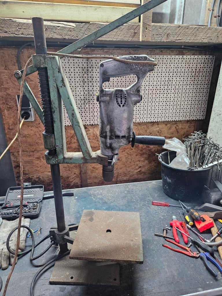 Zeer zware en degelijke boormachinestandaard met boormachine, Doe-het-zelf en Verbouw, Gereedschap | Boormachines, Ophalen, Boormachine