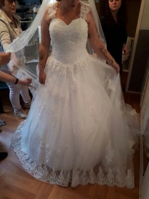 Prachtige trouwjurk met kanten details en sluier, Ophalen, Trouwjurk, Wit, Nieuw