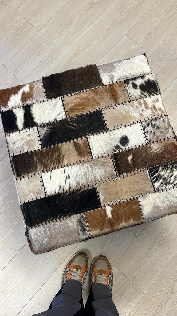 Poef van Koeienhuid Patchwork - Handgemaakt, Ophalen, Leer, Zo goed als nieuw, 50 tot 75 cm