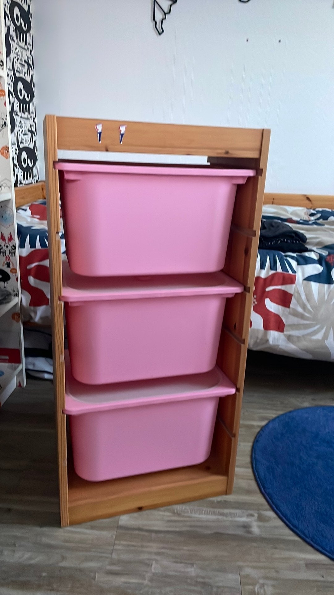 IKEA Trofast kast met drie roze bakken, Ophalen, 105 cm of meer, Zo goed als nieuw, 75 tot 100 cm