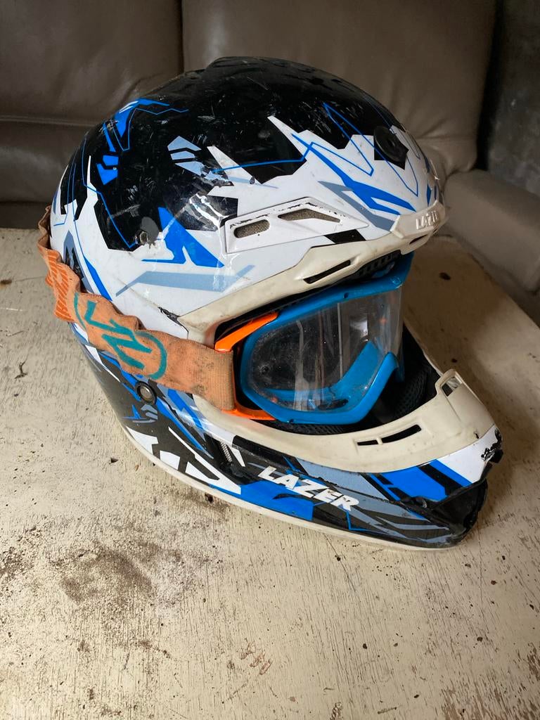 Laser crosshelm met bril - Gebruikt, nog in prima staat, Motoren, Ophalen, Tweedehands, Offroadhelm, Lazer