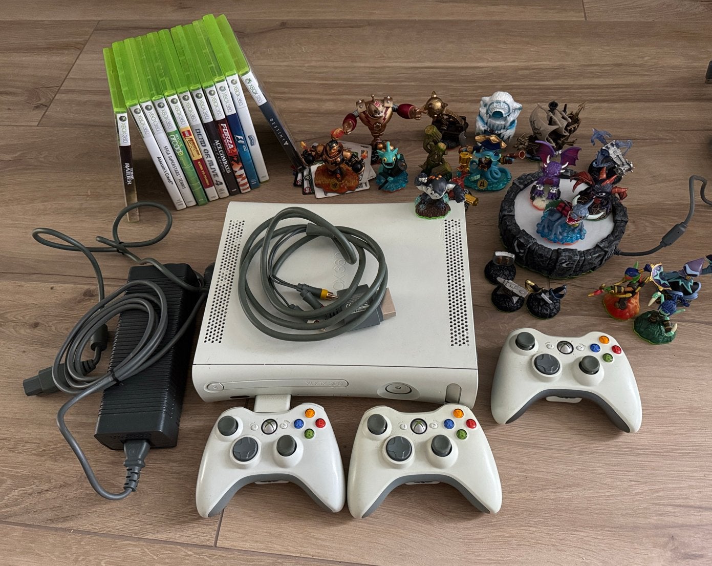 Xbox 360 met 3 controllers, Skylanders en 10 games, Spelcomputers en Games, Gebruikt, Vanaf 18 jaar, Eén computer, 3 spelers of meer