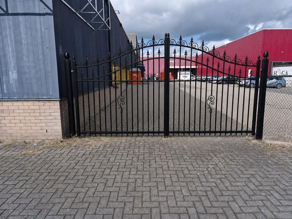 Smeedijzeren draai sierpoort zwart, Ophalen, Zo goed als nieuw, IJzer, Sierhekwerk
