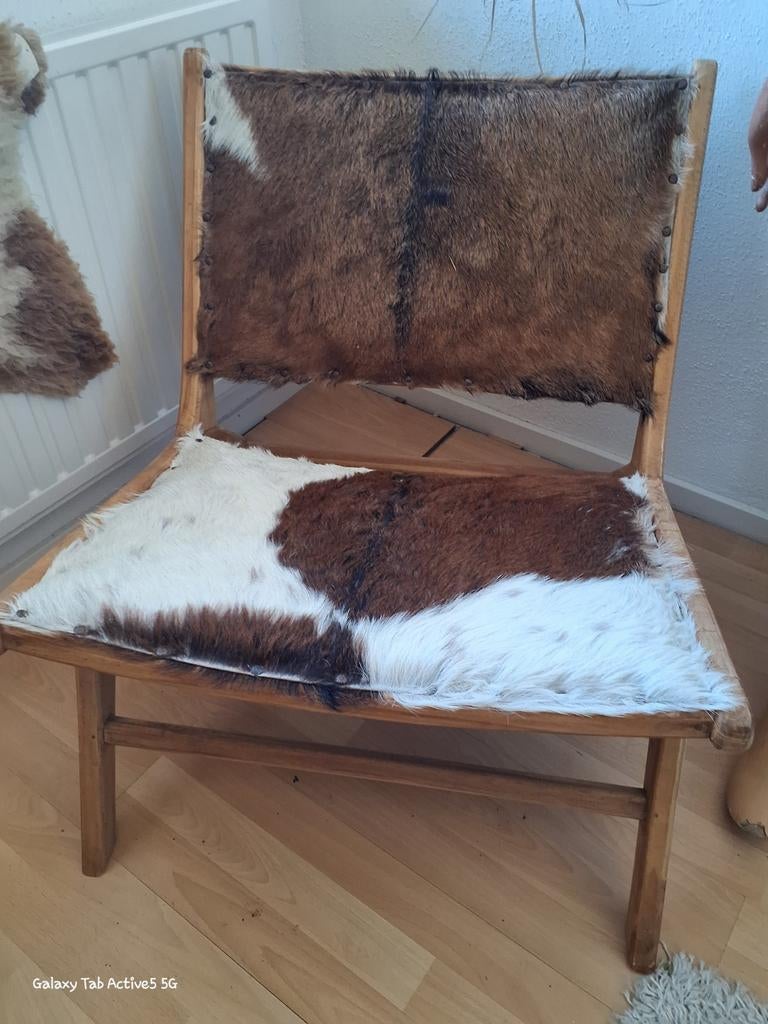 Teakhouten stoel met geitenhuid, Ophalen of Verzenden, Zo goed als nieuw, 75 tot 100 cm
