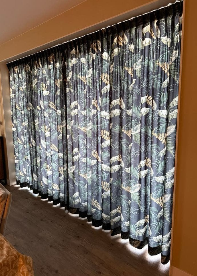 Nette gordijnen met botanische print (320x235 cm), Ophalen, 320 cm, Gebruikt, Gordijn