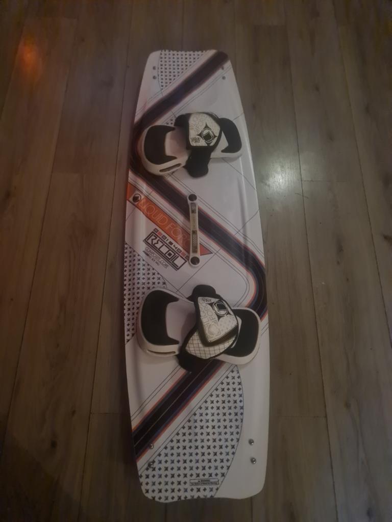 Liquid Force Recoil Twintip Kiteboard met bindingen 134x40, Watersport en Boten, Wakeboarden, Ophalen of Verzenden, Zo goed als nieuw