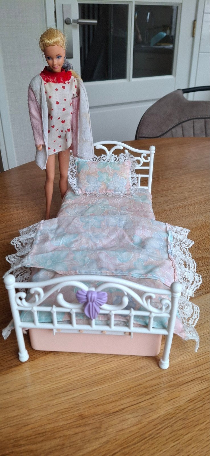 tekoop barby pop en bed, Ophalen of Verzenden, Poppenhuis