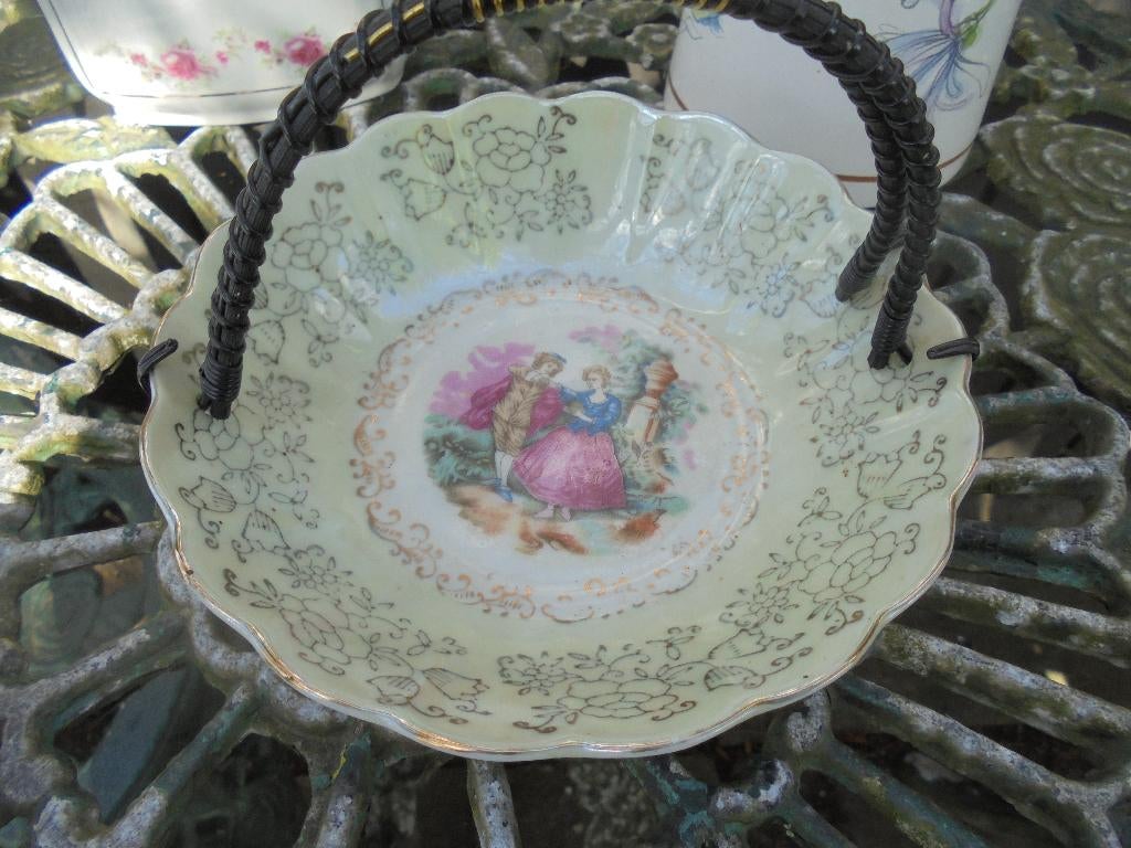 Bonbon schaaltje geel / goud parelmoer romantisch plaatje, Antiek en Kunst, Antiek | Servies los, Ophalen of Verzenden