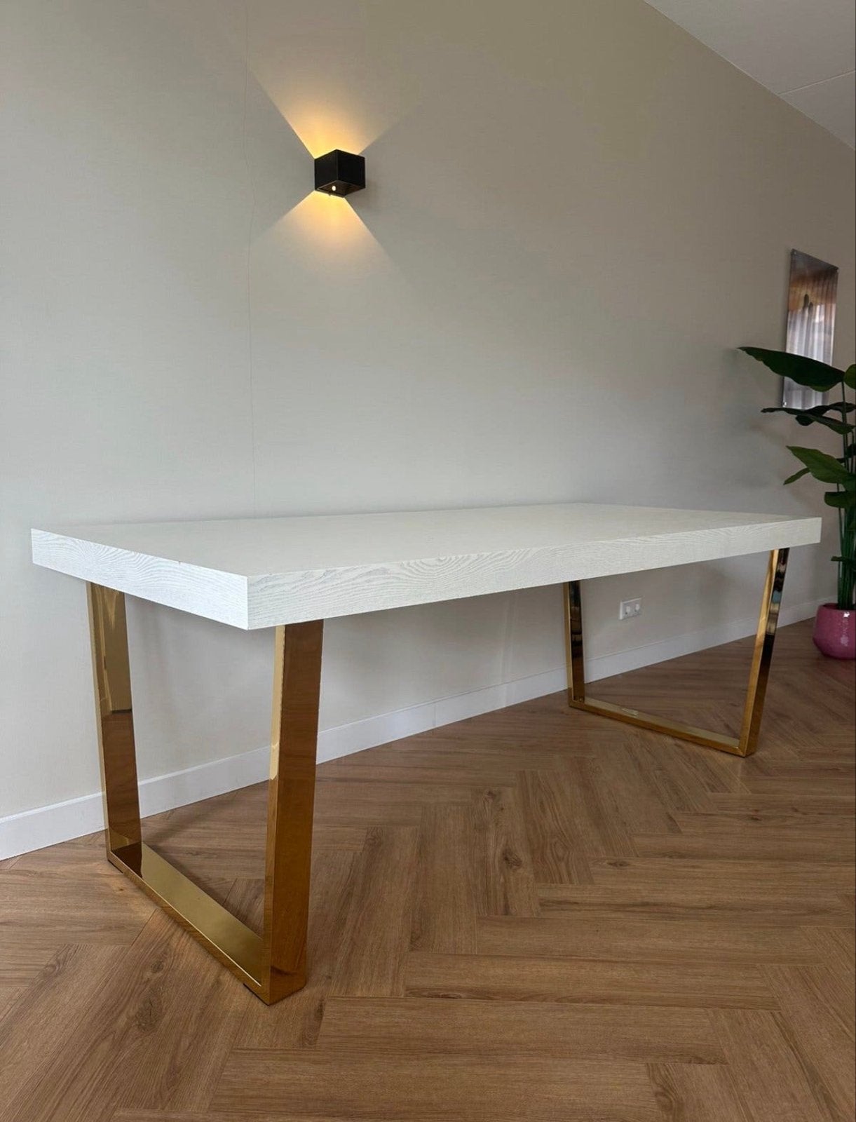 Zware kwaliteit eettafel met wit blad en gouden poten, Huis en Inrichting, Ophalen, Hotel Chique Eric Kuster Richmond Japandi
