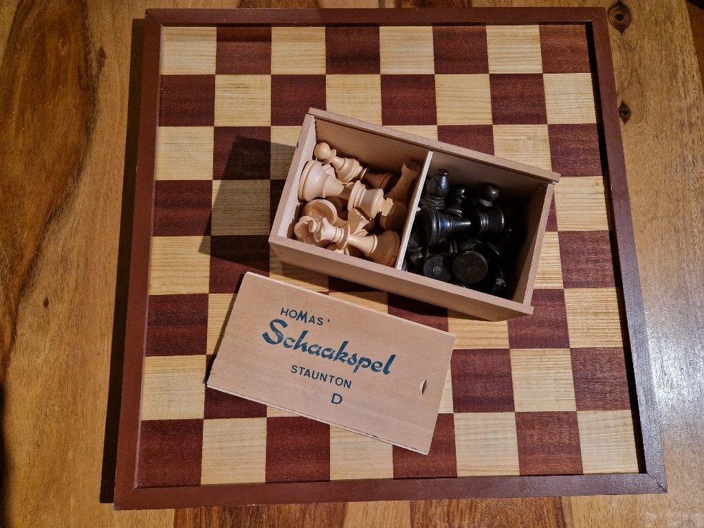 adv. 04 Staunton schaakspel met fraai houten schaakbord, Hobby en Vrije tijd, Ophalen of Verzenden, Zo goed als nieuw
