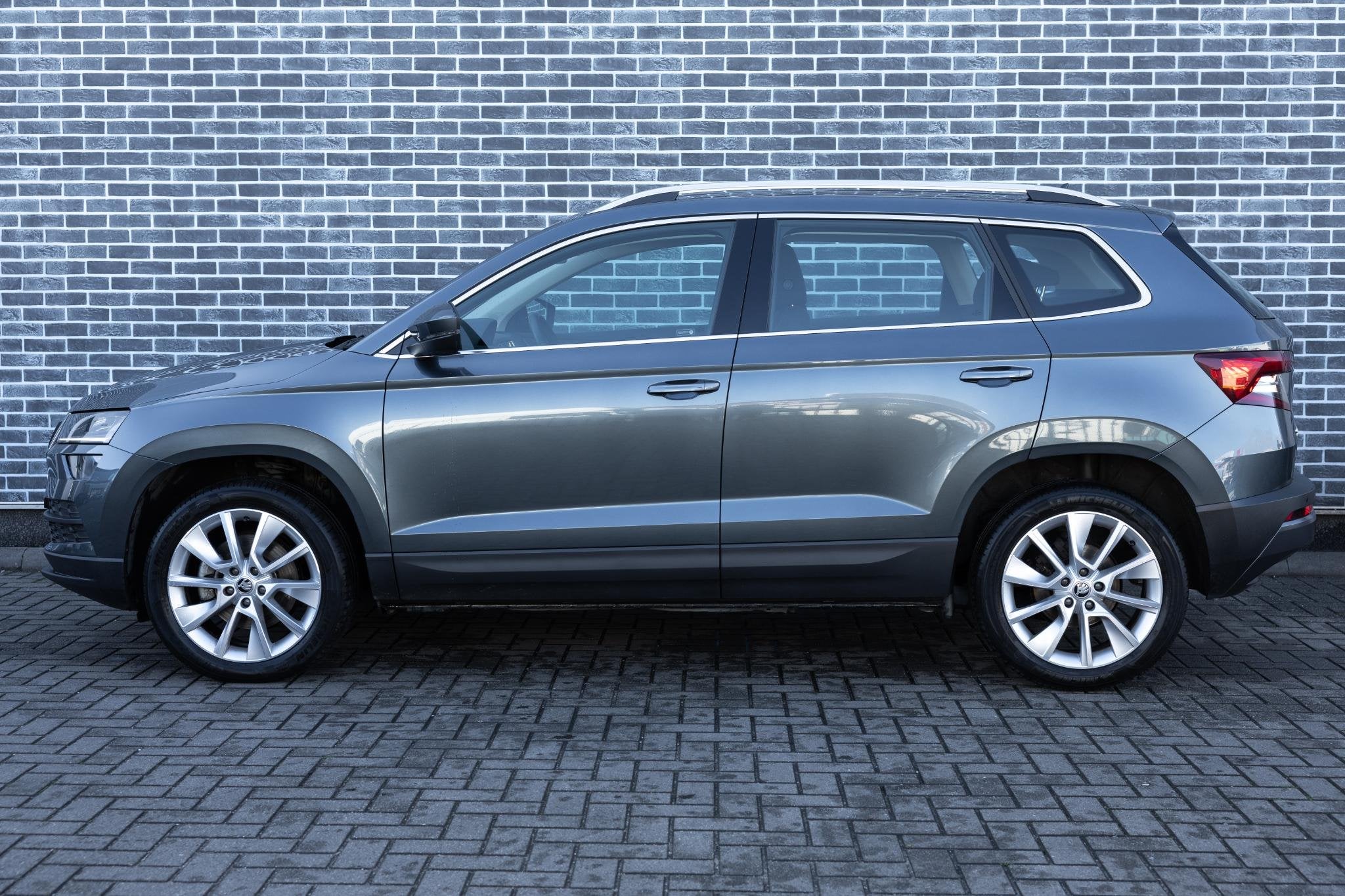 Skoda Karoq 1.5 TSI DSG Style Business | Trekhaak | Panorama, Auto's, Stof, 4 cilinders, 150 pk, Bedrijf