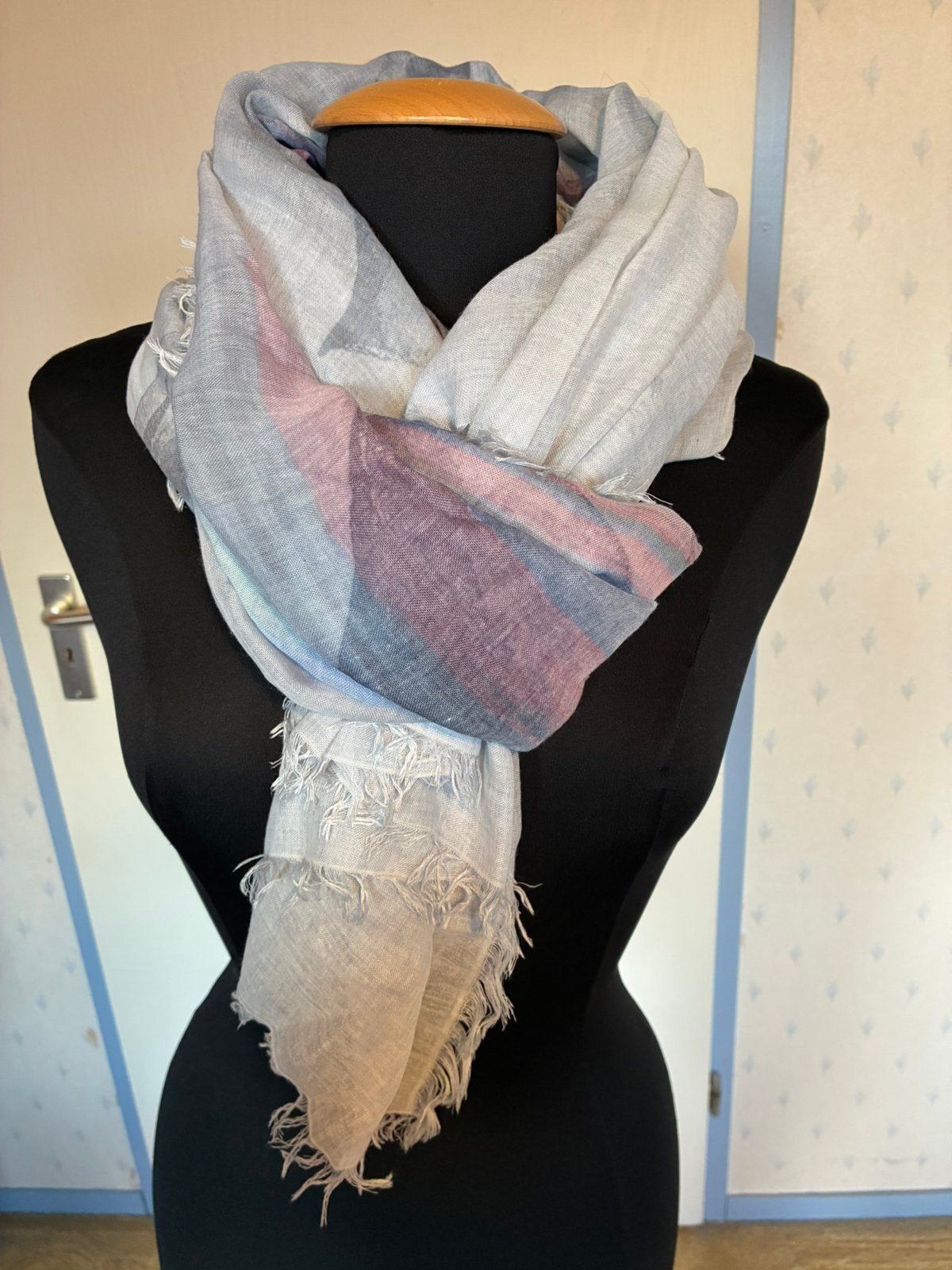 176 Cartoon sjaal in licht blauw/roze/wit, Kleding | Dames, Mutsen, Sjaals en Handschoenen, Verzenden, Zo goed als nieuw, Sjaal