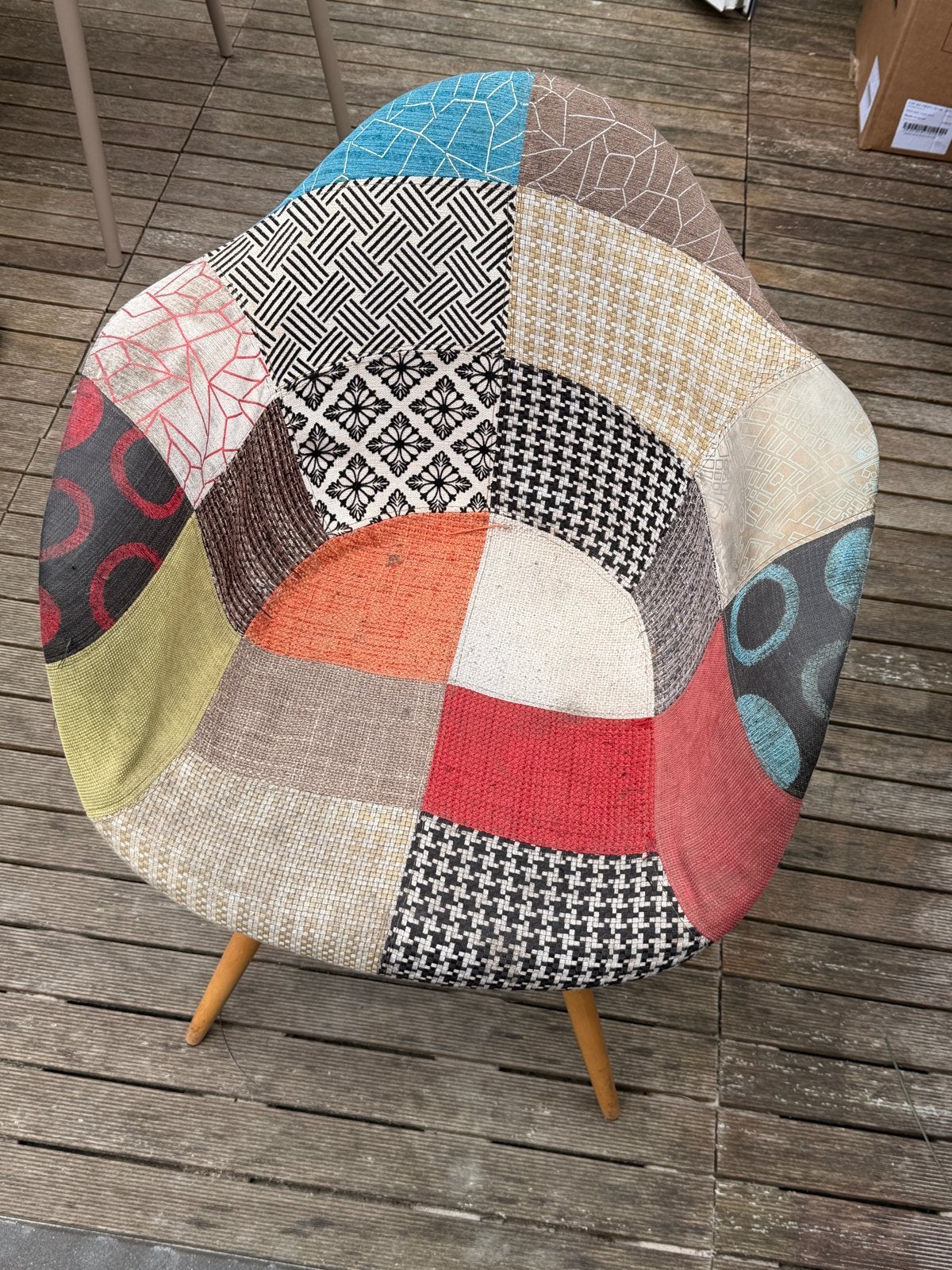 Patchwork stoel met houten poten - Kleurrijk en uniek, Huis en Inrichting, Ophalen, Gebruikt, Overige kleuren, Eames