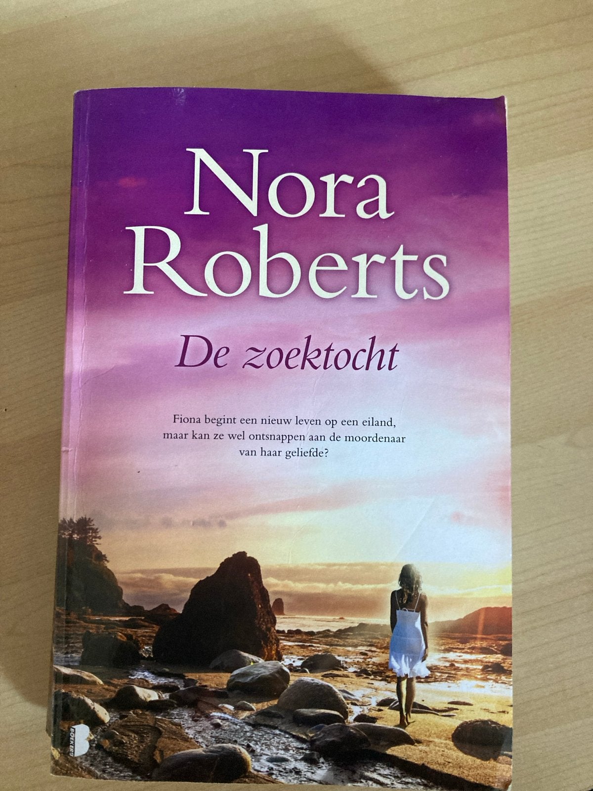 Nora Roberts - De zoektocht (Paperback), Boeken, Ophalen of Verzenden, Zo goed als nieuw, Nederland