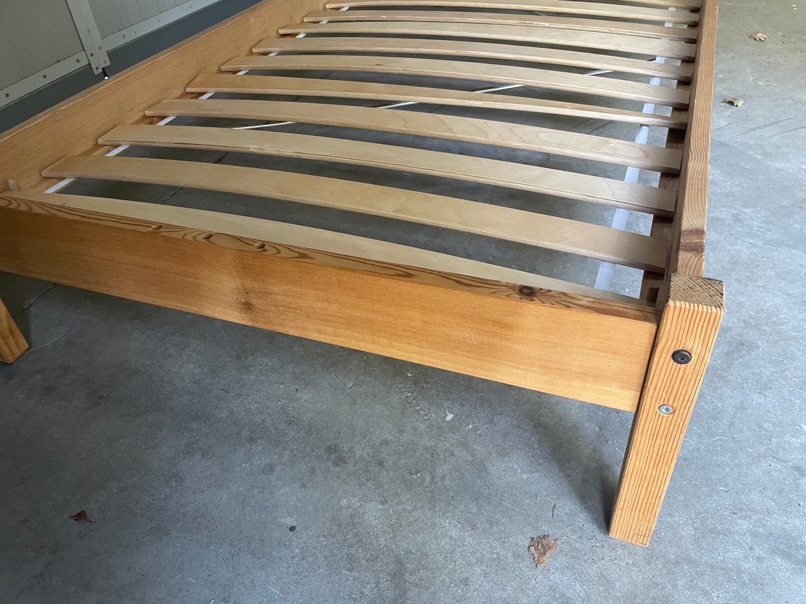 Eenvoudig houten bed 200x90, Ophalen, Gebruikt, Eenpersoons, Bruin