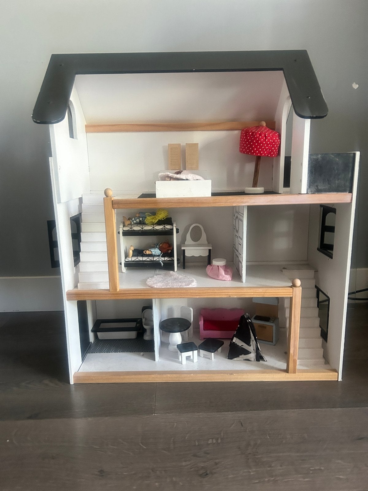 Houten poppenhuis met meubels en poppetjes, Ophalen, Gebruikt, Overige typen