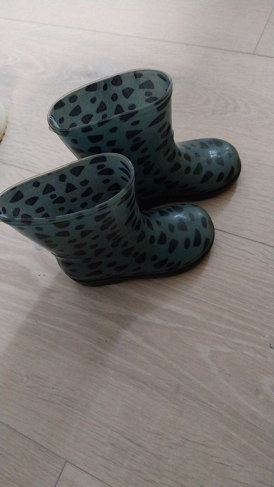 rubberen kaplaarsjes, groen met zwarte vlekjes, Kinderen en Baby's, Babykleding | Schoentjes en Sokjes, Jongetje of Meisje, Ophalen of Verzenden
