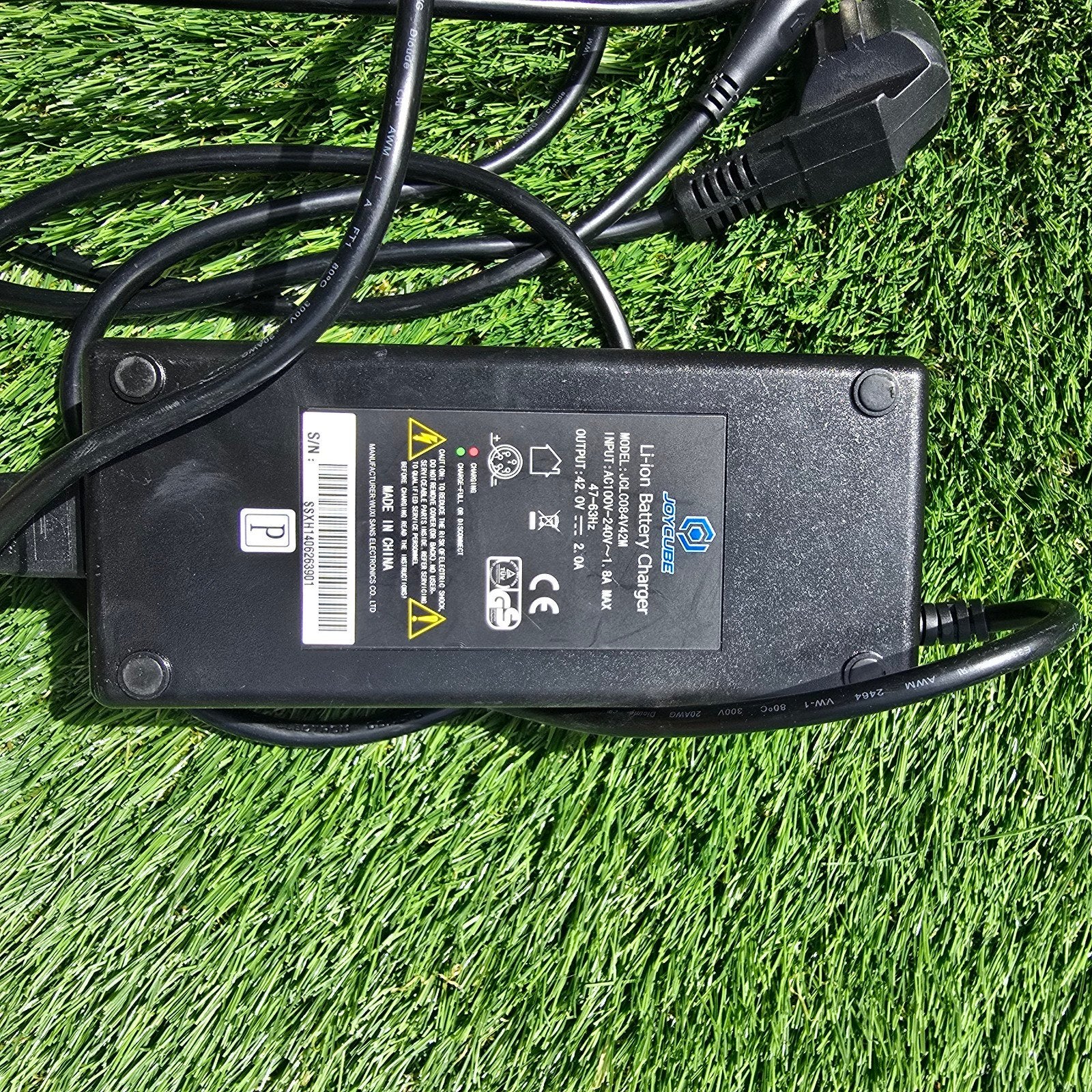SLELLA Joycube Li-ion Batterijlader 42V 2.0A, Fietsen en Brommers, Fietsaccessoires | Fietsaccu's, Ophalen of Verzenden, Zo goed als nieuw