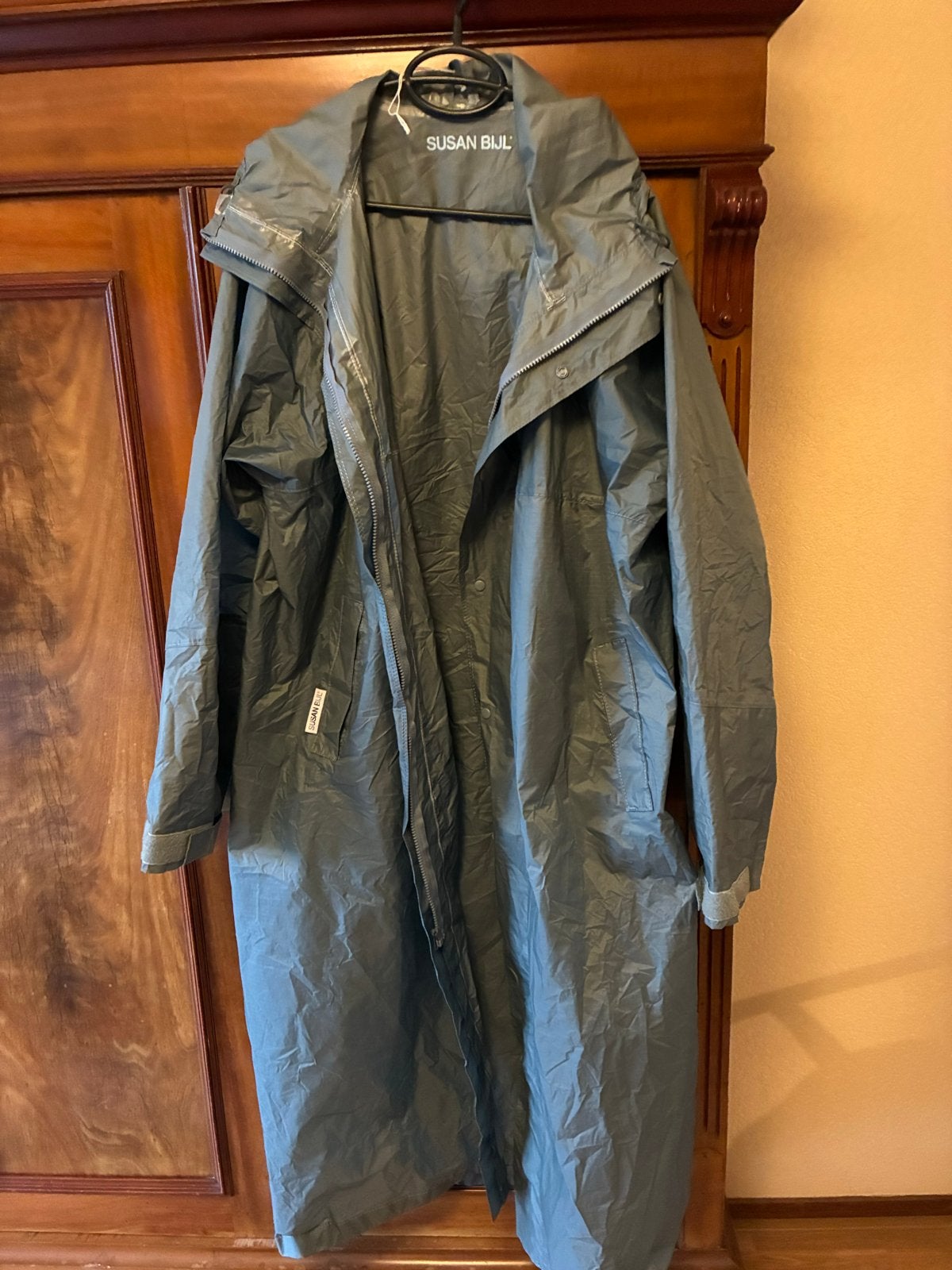 Susan Bijl The New Raincoat - Maat L lange regenjas, Ophalen of Verzenden, Zo goed als nieuw, Maat 42/44 (L), Groen