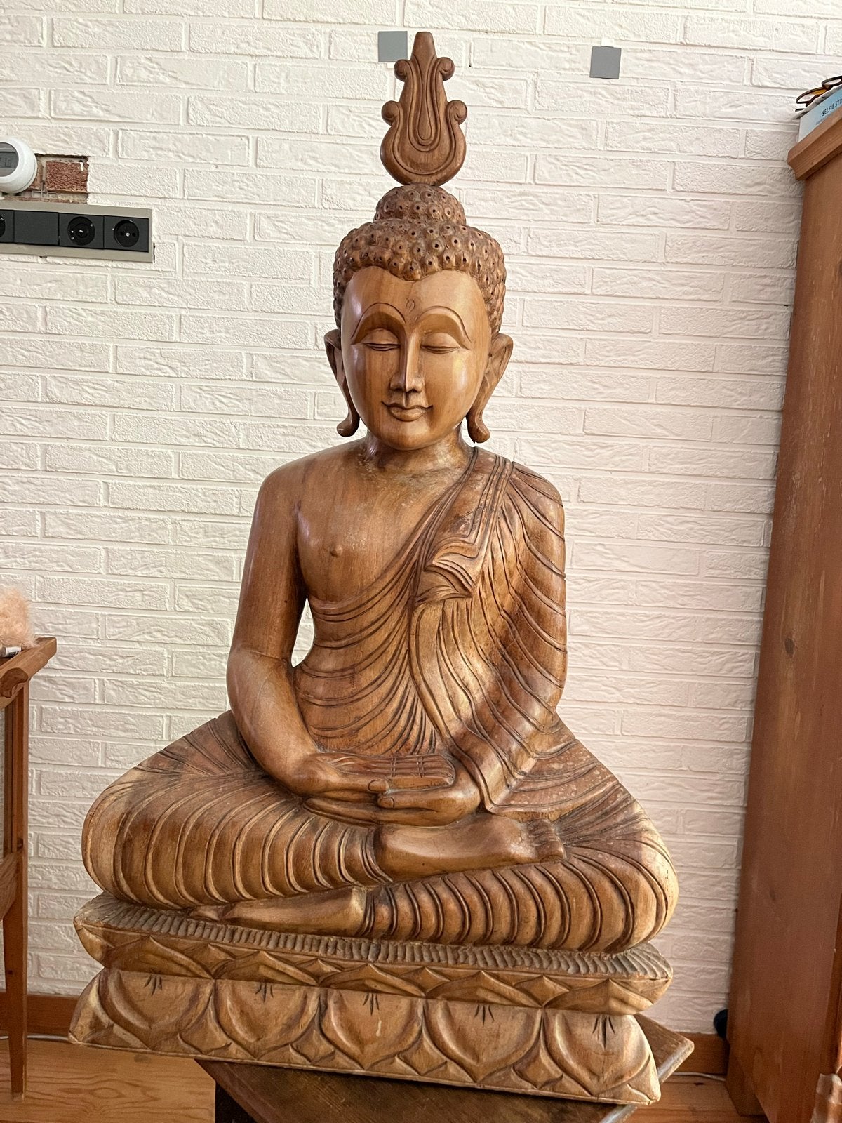 Groot houten Boeddha beeld uit Sri Lanka (110 cm), Antiek en Kunst, Ophalen, Handgemaakt, 1 meter - 2 meter, Beeld