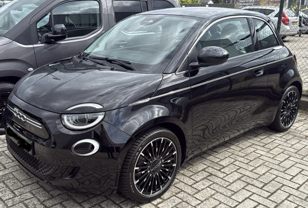 Fiat 500 E La Prima zwart 2022 42kWh 118PK, Dealer onderhouden, Zwart, Leder, 25 min