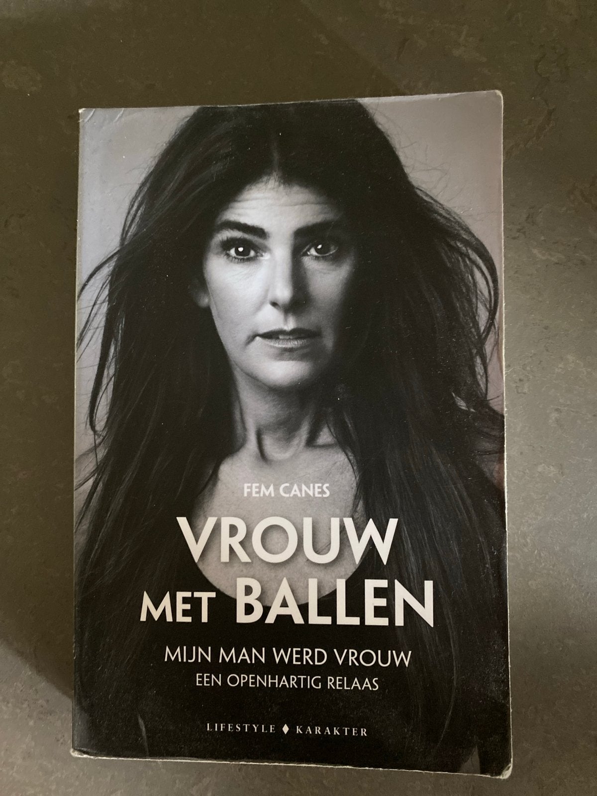 Vrouw met ballen - Fem Canes (Zo goed als nieuw), Ophalen of Verzenden, Gelezen, Overige