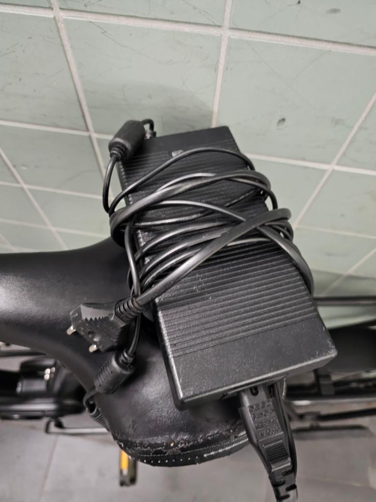 Acculader voor elektrische fietsen 3 pins, Ophalen of Verzenden, Zo goed als nieuw