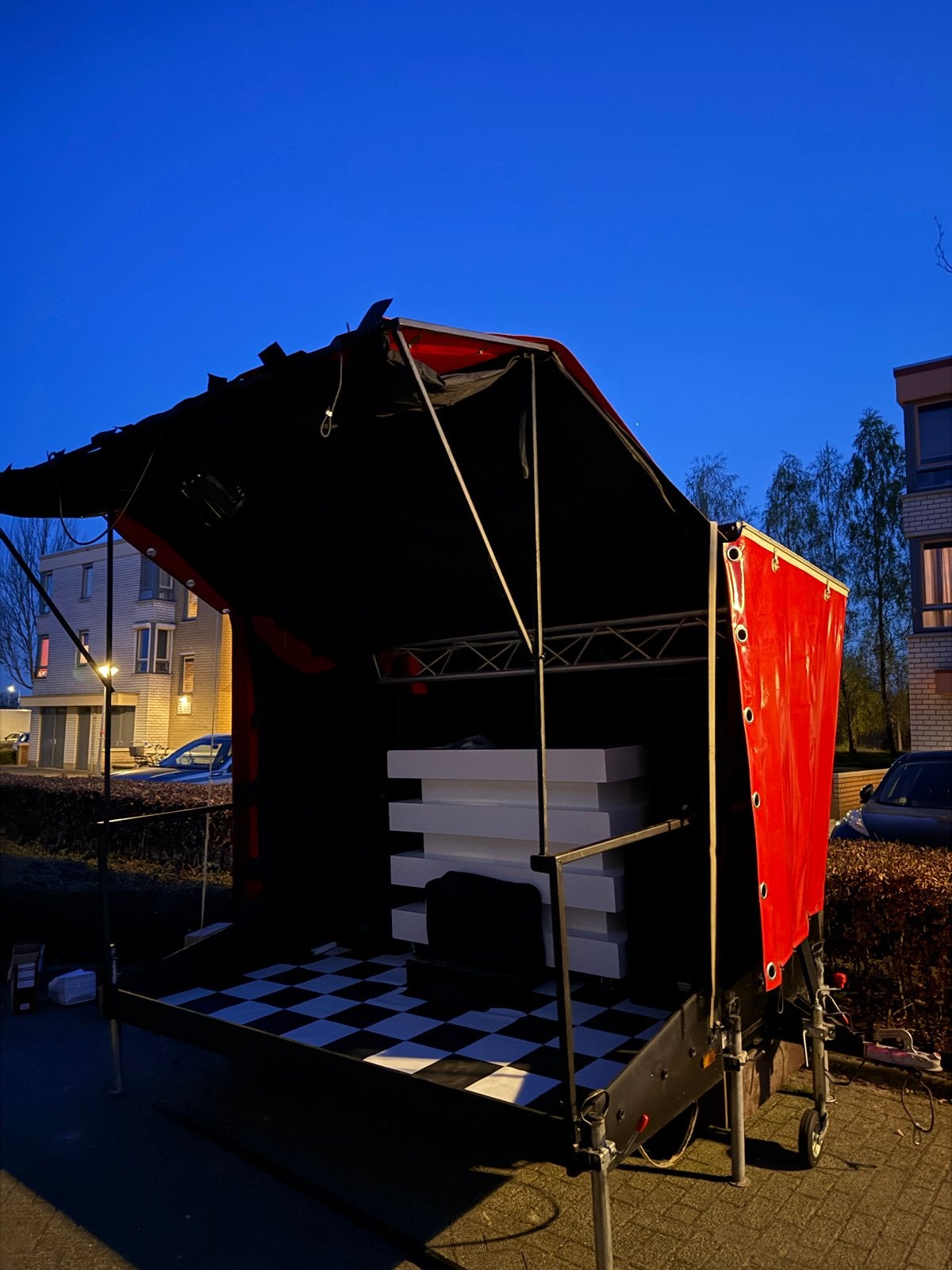 Uniek Mobiel Compact Podium met Zonnepaneel, Ophalen, Gebruikt