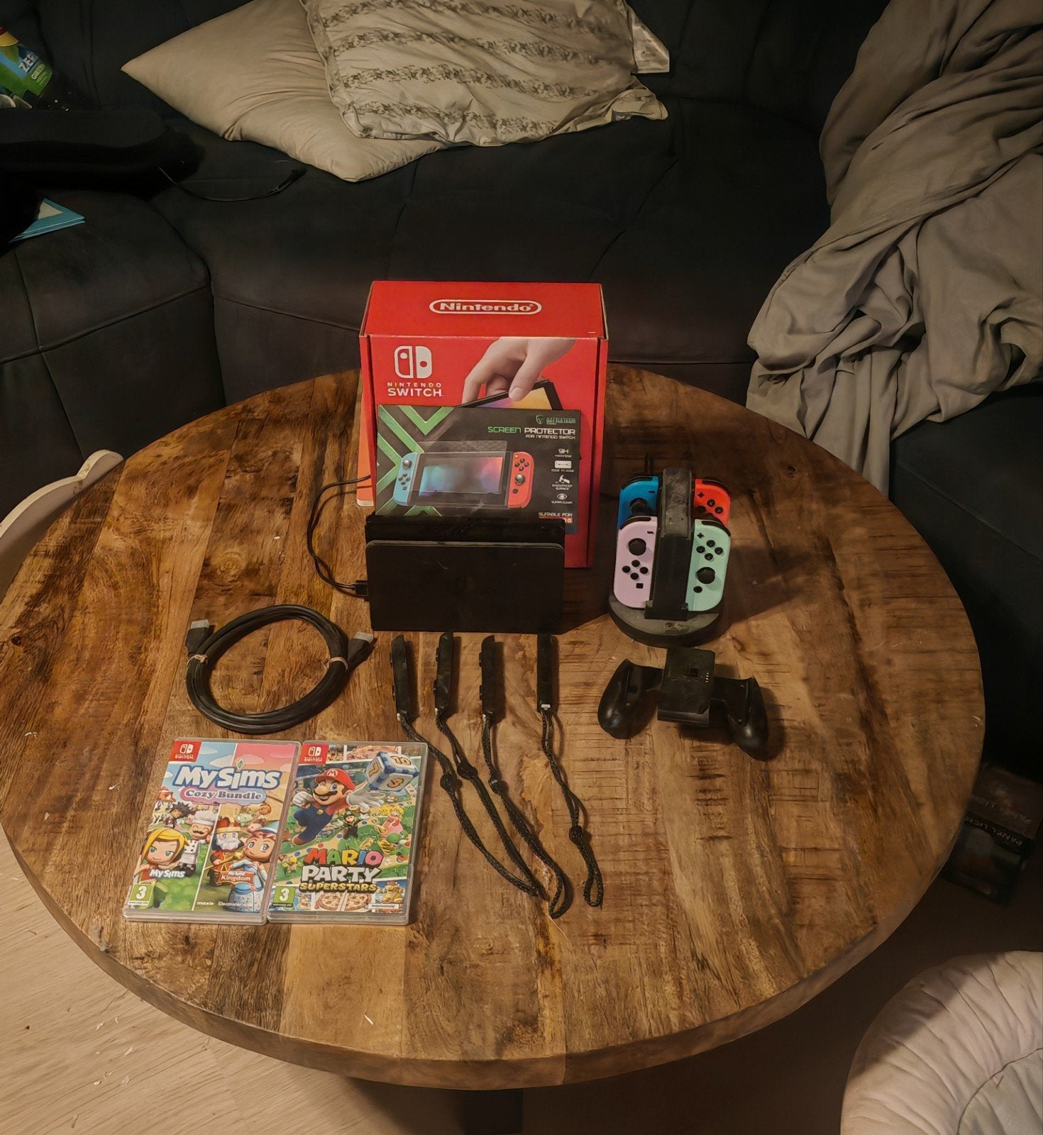 Foto 3 van Switch OLED bundel – 4 Joy-Cons + Docking Station + 2 games