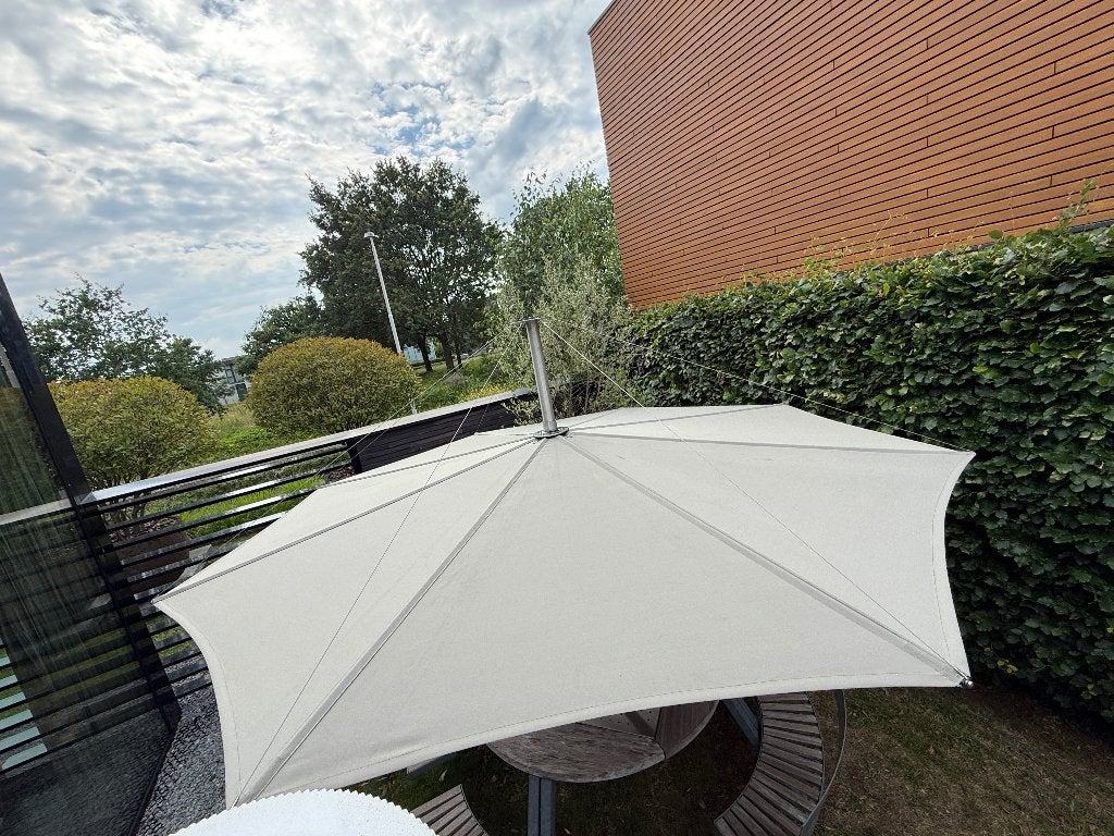 Extremis Gargantua tuintafel picknicktafel + Inumbra parasol, Waterstad 23, Verstelbaar, Zo goed als nieuw, Info@lightchange.nl