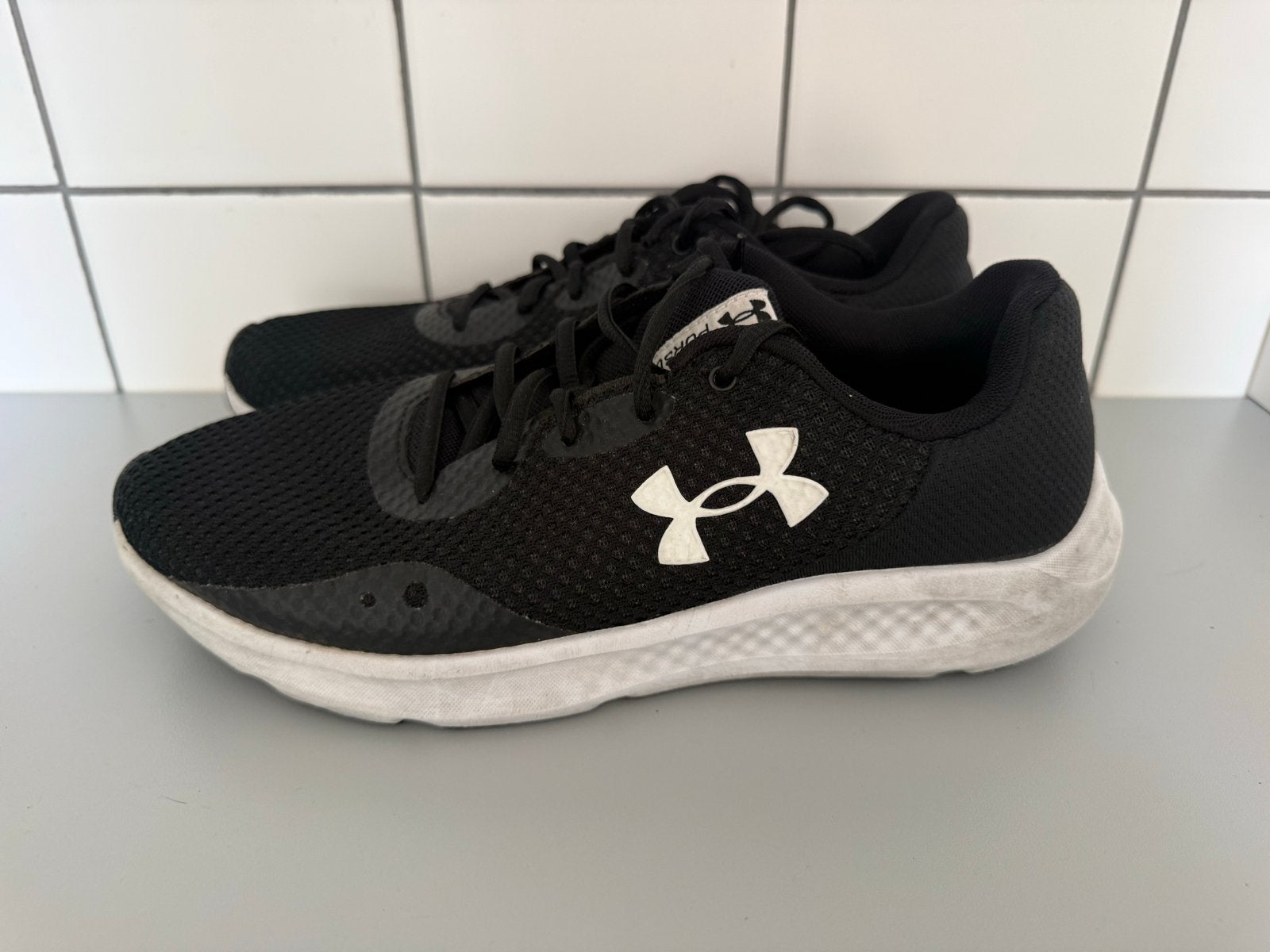 Under Armour Charged Pursuit 3 Sportschoenen Maat 42.5, Ophalen of Verzenden, Gedragen, Zwart, Sneakers of Gympen
